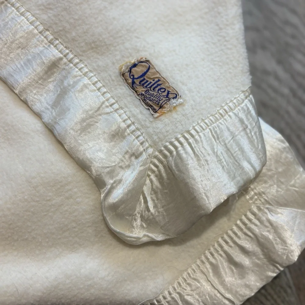 Vtg Quiltex Baby Blanket 80s Ivory Cream Satin Trim USA Fleece 35x42